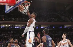 Deandre Ayton marche sur les Knicks