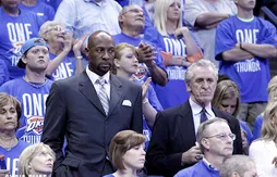 Alonzo Mourning et Pat Riley au milieu des fans du Thunder qui les chambrent