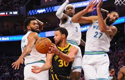 Stephen Curry cherche du soutien en attaque…