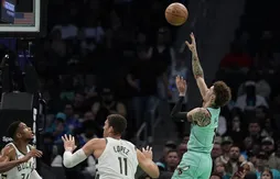 Après une faute imaginaire, LaMelo Ball terrasse les Bucks dans les dernières secondes