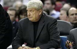 Don Nelson prépare un message aux Mavericks lors de la remise du prix Chuck Daly