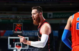 Les Raptors coupent Aron Baynes