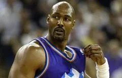 Le 7 avril 1998, le papy Karl Malone fait de la résistance avec 56 points contre Golden State