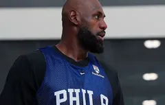 LeBron James prévient qu’il n’est pas venu pour jouer pivot
