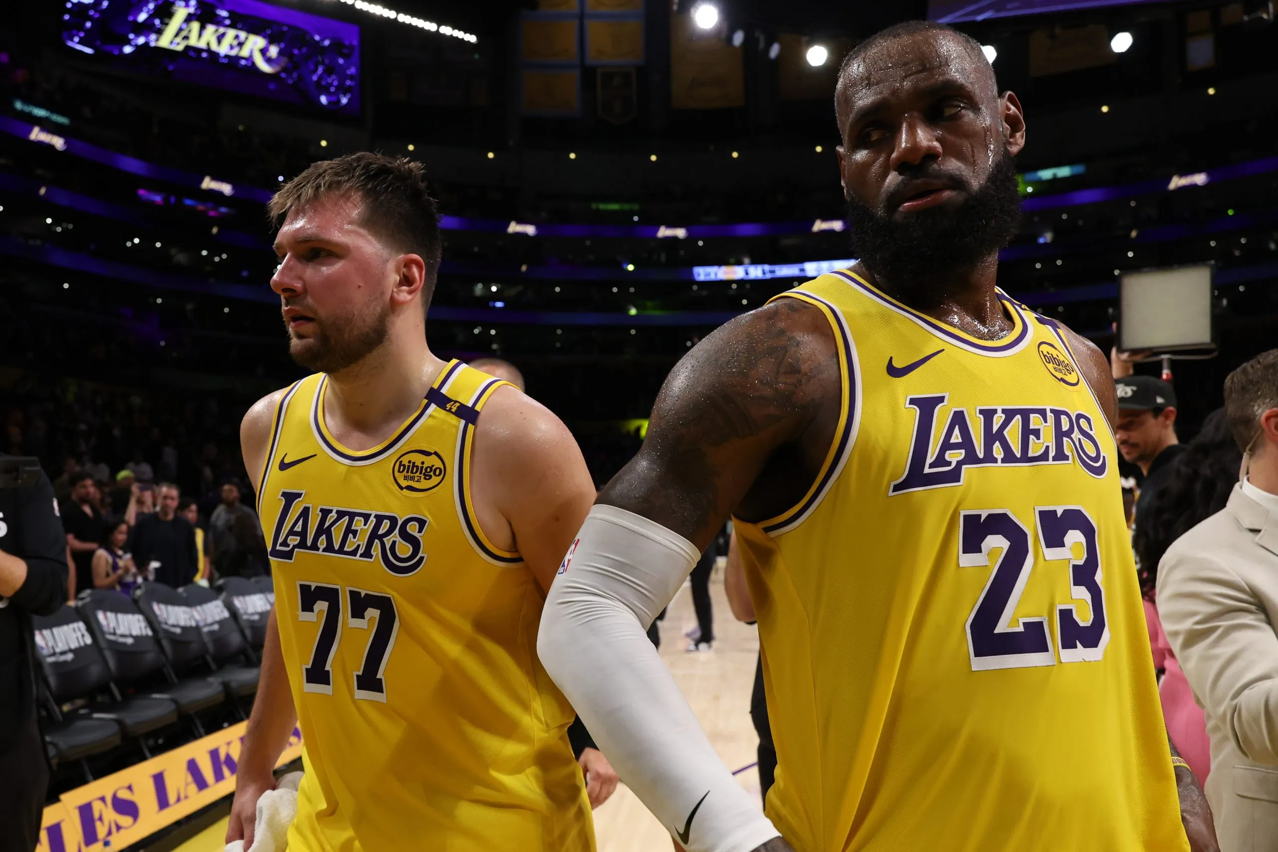 Luka Doncic et LeBron James (Lakers) contre les Wolves au Game 2