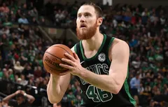 Et soudain, Aron Baynes se mit à shooter de loin…