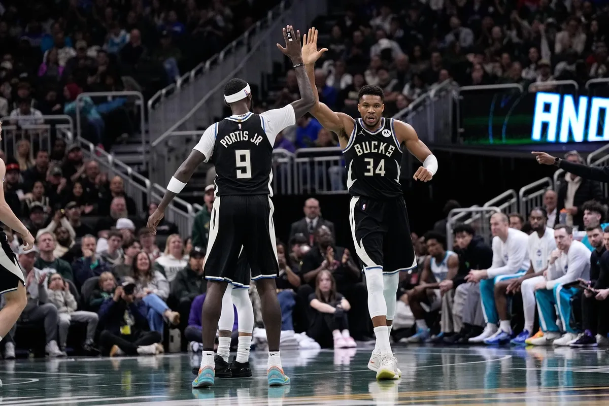 Giannis Antetokounmpo et Bobby Portis