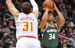 Giannis Antetokounmpo et Khris Middleton contrôlent les Hawks