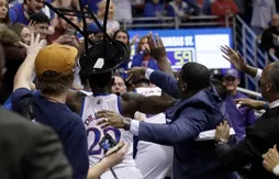NCAA : bagarre générale dans le derby du Kansas !