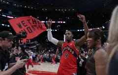 Le miracle RJ Barrett entre Kawhi Leonard et Tyrese Haliburton