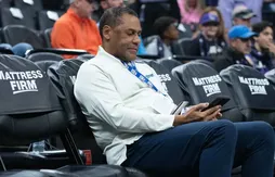 Le GM des Pistons chahuté par un spectateur