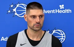Nikola Vucevic trouve que le maillot du Magic lui va toujours aussi bien