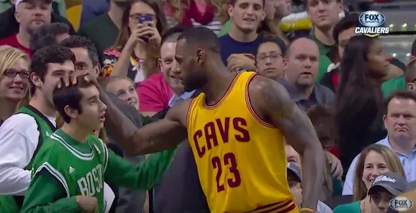 LeBron James donne ses chaussures à un jeune basketteur handicapé