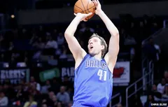 Dirk Nowitzki impressionné par Stephen Curry : “La NBA n’a jamais rien vu de tel”