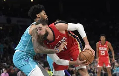 Alexandre Sarr sous l’immense aile de Jonas Valanciunas