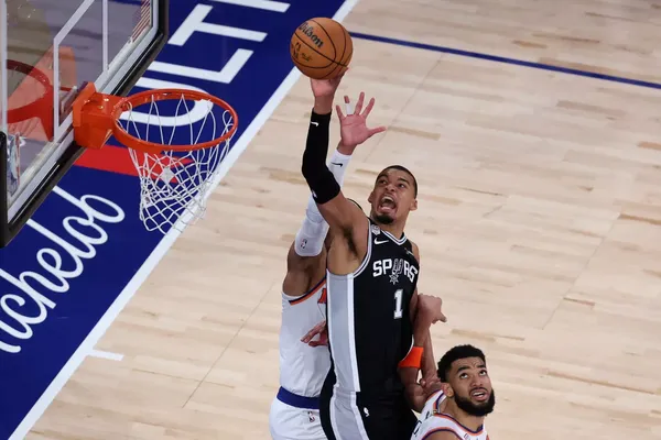 Pour Julius Erving, Victor Wembanyama va remettre les pivots au sommet