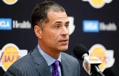 Le GM des Lakers surpris et déçu par les attaques de Magic Johnson