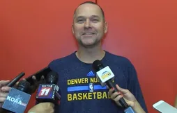 Mike Malone pose des balises dans les Rocheuses