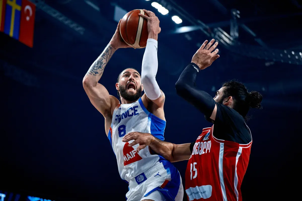 Isaïa Cordinier (France) contre la Géorgie lors de l'Euro 2025 (crédit photo : FIBA)