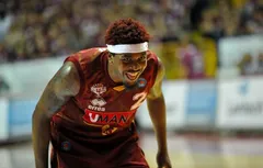 Alors qu’il a une offre des Hornets, Julyan Stone reste bloqué en Europe
