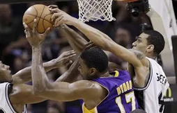 Andrew Bynum (30 rebonds !) vole au-dessus des Spurs