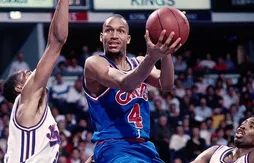 Ron Harper tacle violemment Kyrie Irving