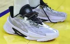 Stephen Curry lance la “Series 7” avec brio