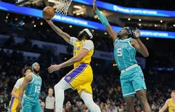 Anthony Davis (42 points, 23 rebonds) sort les muscles à Charlotte !