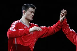 Le 26 juin 2002, les Rockets draftent Yao Ming en première position
