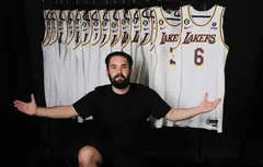 L’impressionnante collection de maillots des Lakers de ce jeune Français