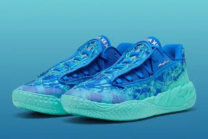 La MB.05 Lo « Ultra Blue » les pieds dans l’eau