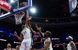 Grâce à un monumental Giannis Antetokounmpo, Milwaukee assomme Philadelphie