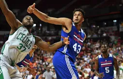 Jonah Bolden rebondit aux Suns