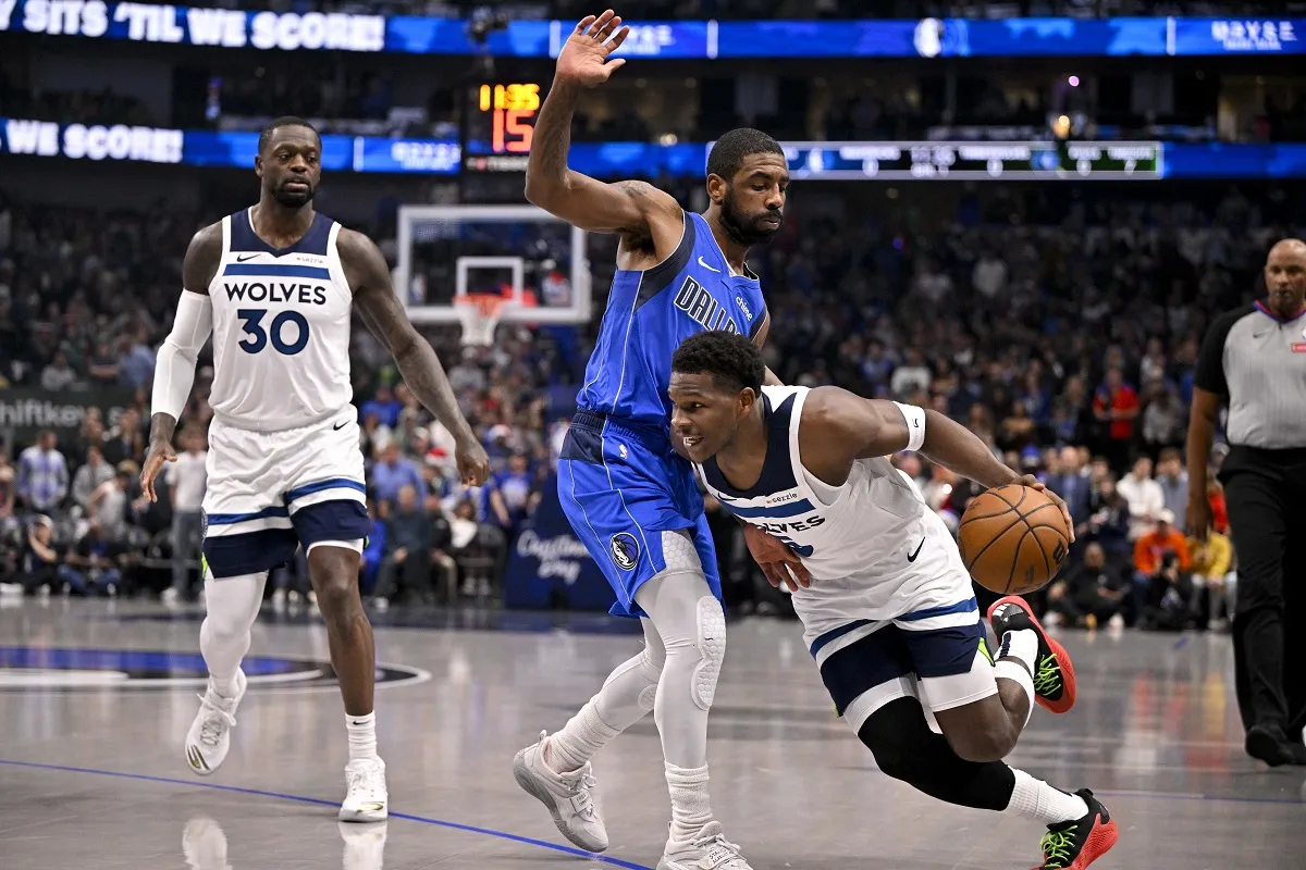 Anthony Edwards face à Kyrie Irving lors de Mavericks-Wolves
