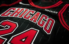 Les Bulls ressortent du placard leurs maillots à rayures du deuxième “three-peat”
