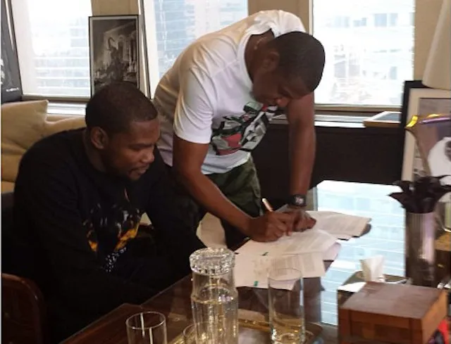 Kevin Durant signe son contrat