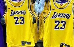 Des fans protestent devant le Staples Center contre la direction des Lakers