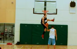 Le dunkeur du jour : “Spiderman” passe un 360° Rider par-dessus quelqu’un