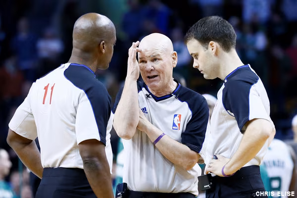 Les arbitres dans le collimateur