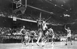 Un maillot signé de Bill Russell vendu plus d’un million de dollars