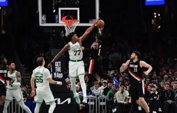 Amari Williams se montre dans la raquette des Celtics