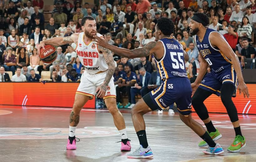 Mike James reste à Monaco