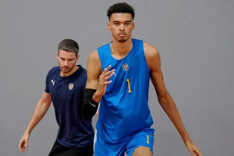 Guillaume Alquier derrière Victor Wembanyama