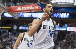 Entre deux séances intensives de tirs à 3-points, Salah Mejri découvre Kristaps Porzingis