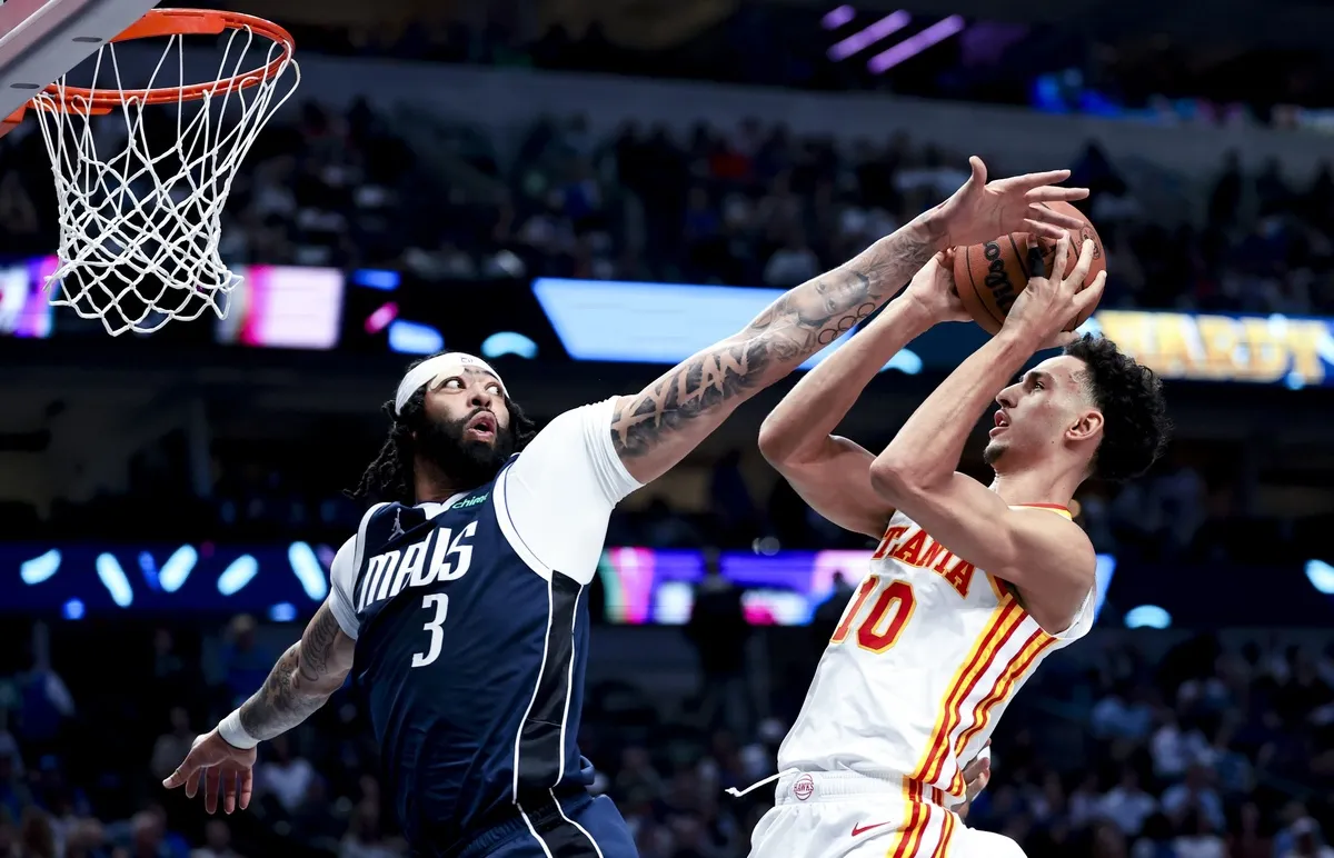 Zaccharie Risacher et Anthony Davis