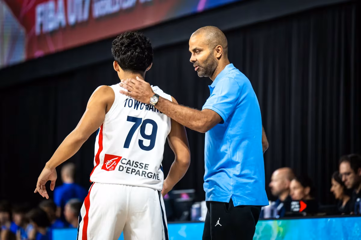 Tony Parker, entraîneur de l'équipe de France d'Aaron Towo-Nansi lors de la Coupe du monde U17 (crédit : FIBA)