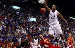 Le dunk du jour : Marcus Morris (Kansas) écrabouille Andy Smith (Pittsburgh State)