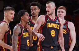 Des Hawks mangés dans la raquette