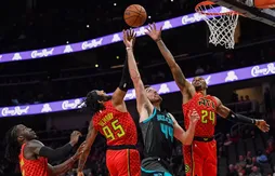 D’un tout petit point et du bout des doigts, les Hawks gagnent enfin un match !