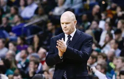 Scott Skiles surveille les progrès d’Elfrid Payton